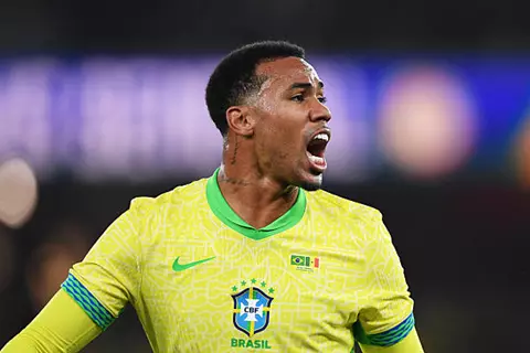 قد تبعده عن 15 مباراة.. إصابة جابرييل تهدد الدفاع المثالي لأرسنال